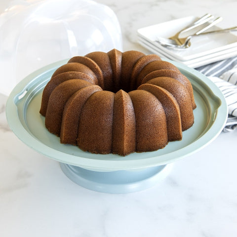 Nordic Ware 50003 Bundt Cake Stand with Locking Lid