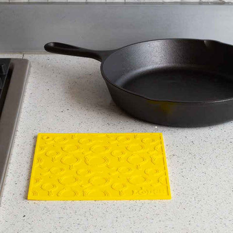 Lodge AS7SKT51 7" x 7" Green Silicone Skillet Pattern Trivet / Pot Holder