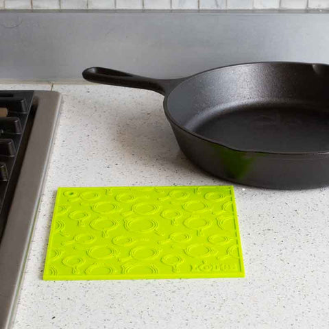 Lodge AS7SKT51 7" x 7" Green Silicone Skillet Pattern Trivet / Pot Holder