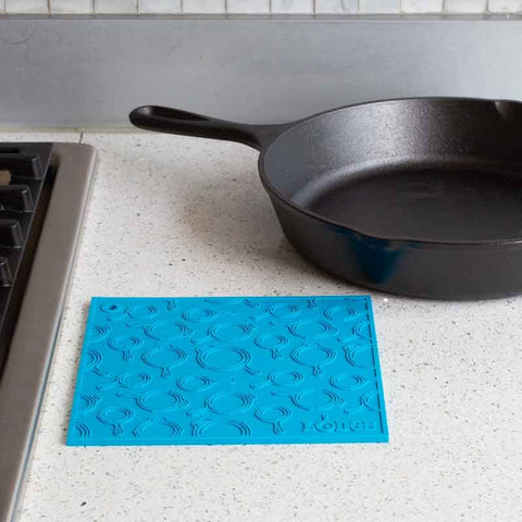 Lodge AS7SKT51 7" x 7" Green Silicone Skillet Pattern Trivet / Pot Holder